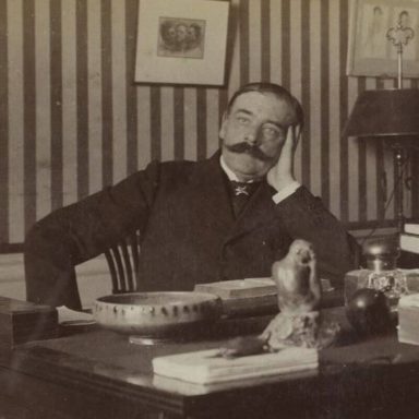 Octave Mirbeau dans son bureau