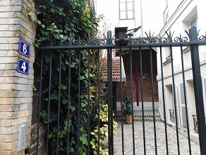 2023 - Au 6 de la rue Huyghens, existe encore l'ancien atelier en fond de cour (source : Wikipédia).